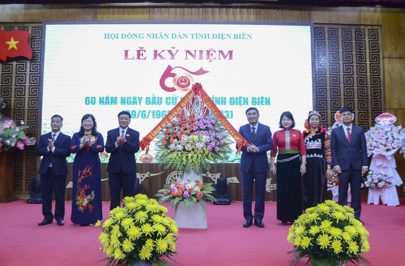 Ông Trần Quốc Cường, Bí thư Tỉnh ủy Điện Biên tặng hoa chúc mừng Thường trực HĐND tỉnh.