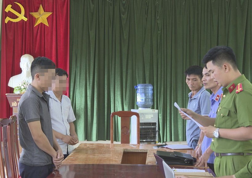 Lực lượng chức năng đọc lệnh khởi tố bị can đối với 2 cán bộ xã Pú Xi.