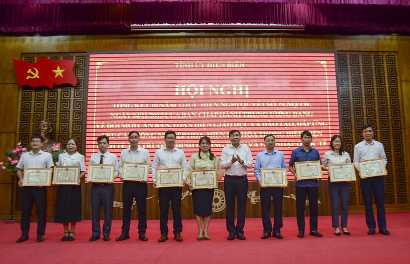 Các tập thể tiêu biểu trong thực hiện Nghị quyết 29 tại Điện Biên được khen thưởng.