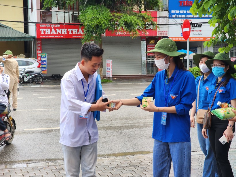 Hơn 1.600 tình nguyện viên Điện Biên 'nhập cuộc' Tiếp sức mùa thi ảnh 4