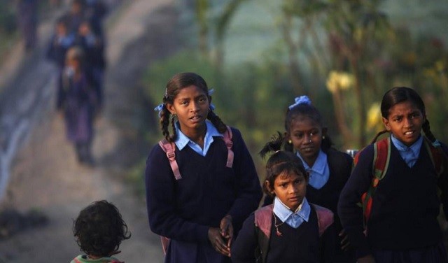 Nhiều nữ sinh Ấn Độ phải bỏ học vì con đường tới trường đầy nguy hiểm.