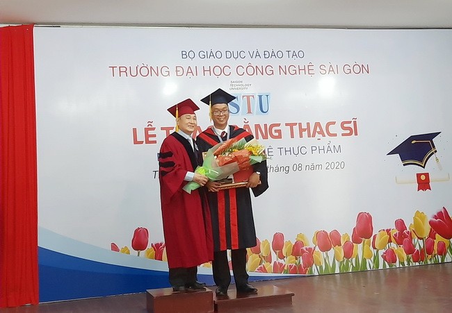 TS Trương Quang Mùi- Chủ tịch HĐQT Nhà trường trao bằng khen và bằng tốt nghiệp cho học viên Cao Phát Đạt đã có thành tích học xuất sắc nhất.