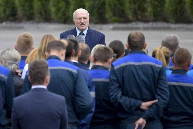 Ông Lukashenko đến thăm một nhà máy sữa.