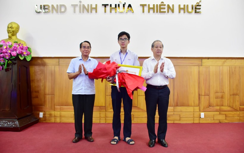 Ông Bùi Thanh Hà – Phó Bí thư thường trực Tỉnh ủy và ông Phan Ngọc Thọ - Chủ tịch UBND tỉnh Thừa Thiên – Huế tặng thưởng học sinh Hồ Việt Đức
