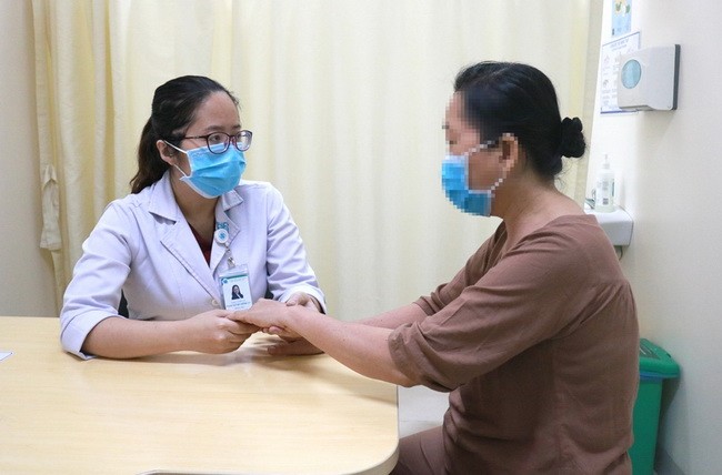 ThS BS. Phạm Huỳnh Tường Vy đang khám cho người bệnh (Ảnh:BVCC)