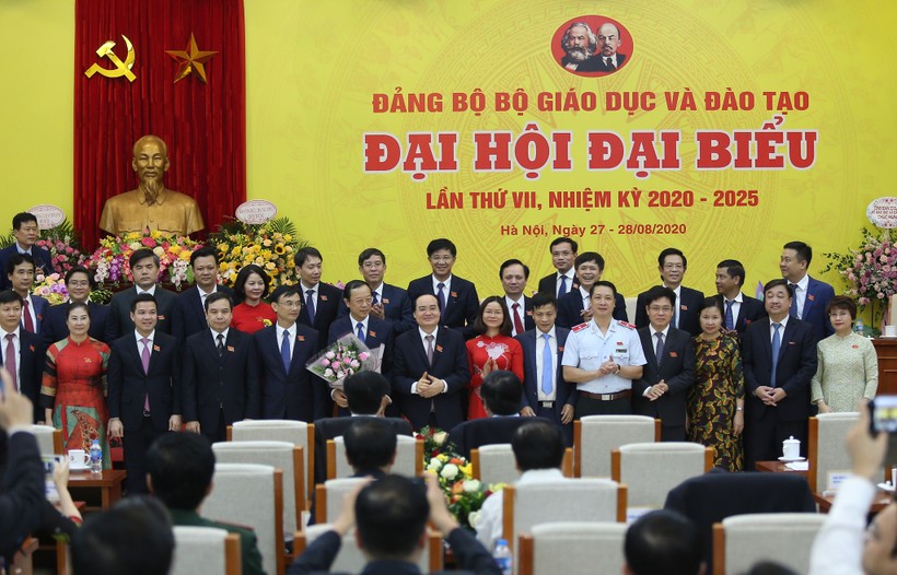 Bộ trưởng Phùng Xuân Nhạ tặng hoa chúc mừng Ban chấp hành Đảng bộ Bộ GD&ĐT nhiệm kỳ 2020 - 2025. 