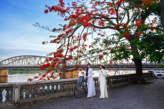 Bên dòng sông Hương (Thừa Thiên - Huế). Ảnh: ITN.