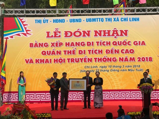 Thứ trưởng Bộ VH,TT&DL Đặng Thị Bích Liên trao Bằng xếp hạng Di tích quốc gia quần thể khu di tích đền Cao