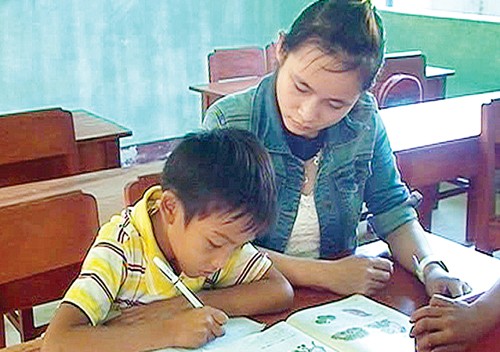 Cô giáo Đỗ Thị Mỹ Ngân (Trường tiểu học xã Trà Phong huyện Tây Trà - Quảng Ngãi) dạy kèm cho học sinh yếu trong kỳ nghỉ hè .