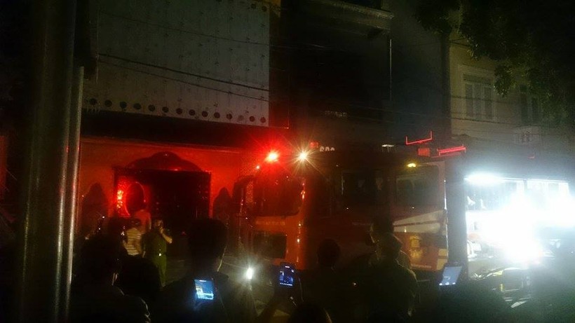 Hà Nội: Quán karaoke 4 tầng bất ngờ cháy dữ dội