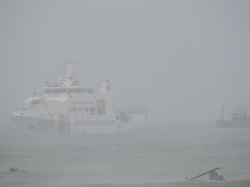 Tàu Cảnh sát biển 8002 đã vào sát huyện đảo Lý Sơn và đang nỗ lực cập cảng bàn giao, đưa ngư dân lên bờ.