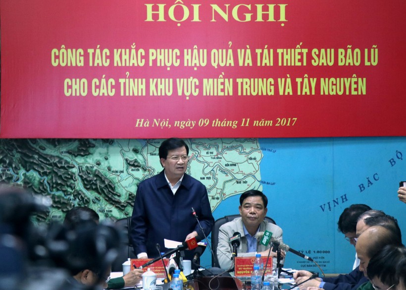 Phó Thủ tướng Trịnh Đình Dũng cũng yêu cầu các bộ, ngành, địa phương triển khai thực hiện tốt nhóm nhiệm vụ hỗ trợ sớm ổn định đời sống cho người dân.​