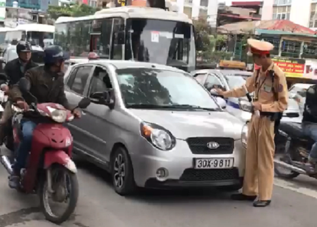Nữ tài xế ô tô chống đối CSGT khi bị yêu cầu dừng xe kiểm tra. (Ảnh cắt từ clip)