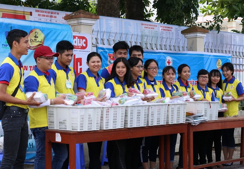 Các tình nguyện viên đến tiếp sức cho các sĩ tử trong kỳ thi THPT quốc gia ở thành phố Vĩnh Long
