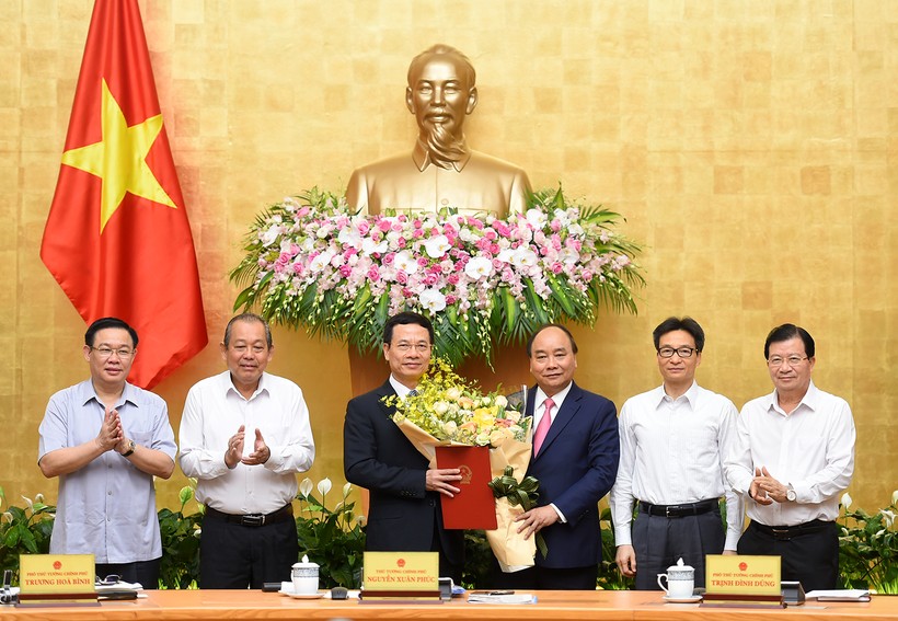 Thủ tướng Nguyễn Xuân Phúc trao Quyết định giao quyền Bộ trưởng Bộ Thông tin và Truyền thông cho đồng chí Nguyễn Mạnh Hùng - Ảnh: VGP