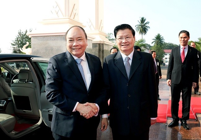 Thủ tướng Nguyễn Xuân Phúc và Thủ tướng CHDCND Lào Thoonglun Sisulith. Ảnh: VGP