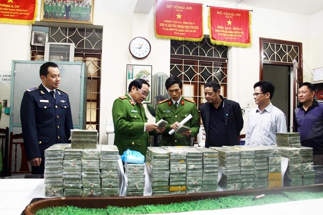 Trung tướng Đồng Đại Lộc và Ban chuyên án kiểm tra 288 bánh heroin. Ảnh CAND