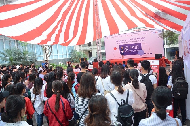 Đông đảo phụ huynh và học sinh đến tham dự Ngày hội tuyển sinh 2018 của trường Đại học Luật Hà Nội.
