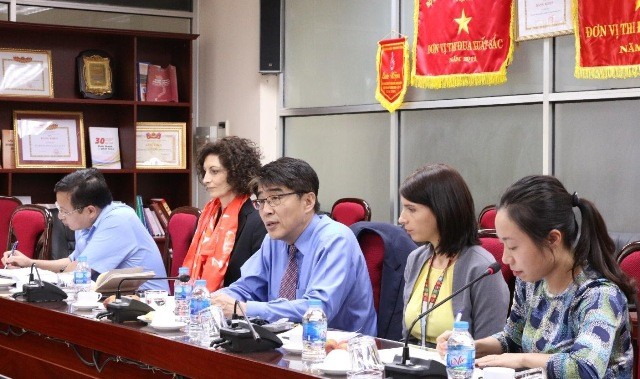 Ông Chang Hee Lee (giữa) cùng đoàn công tác của ILO
