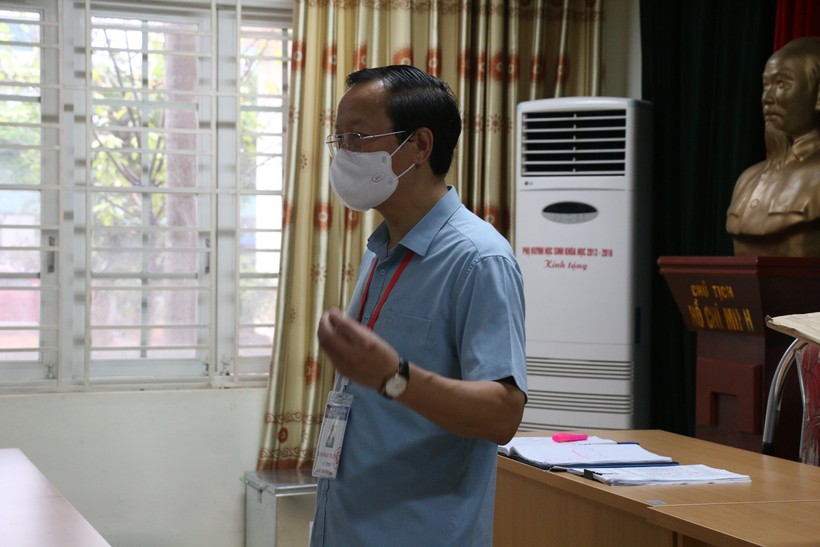 Thứ trưởng Phạm Ngọc Thưởng kiểm tra tại Điểm thi THPT chuyên Cao Bằng.
