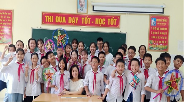 Cô giáo Bùi Thị Thuý Quỳnh chụp ảnh cùng học sinh. Ảnh: NVCC.
