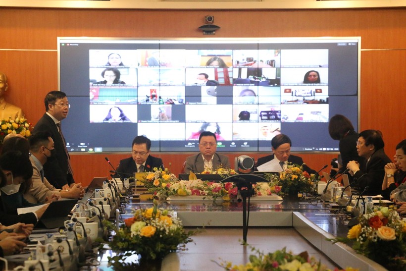 Toàn cảnh Diễn đàn “Đổi mới đào tạo báo chí, truyền thông trong kỷ nguyên số” tại Hà Nội.