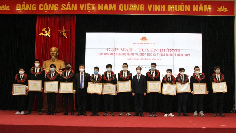 Bộ trưởng Nguyễn Kim Sơn và Thứ trưởng Nguyễn Hữu Độ trao tặng bằng khen cho các em học sinh.