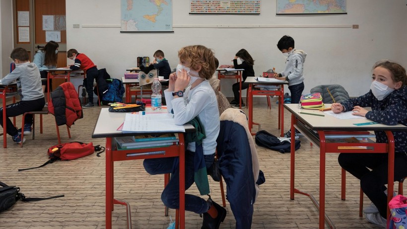 Học sinh Italy đeo khẩu trang, ngồi giãn cách trong lớp học. Ảnh: TG.