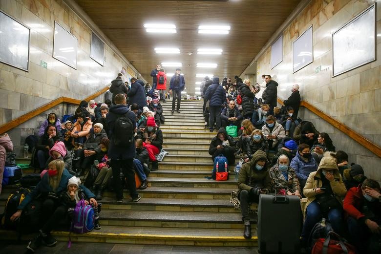 Người dân Ukraine trú ẩn dưới ga tàu điện ngầm. Ảnh: Reuters.