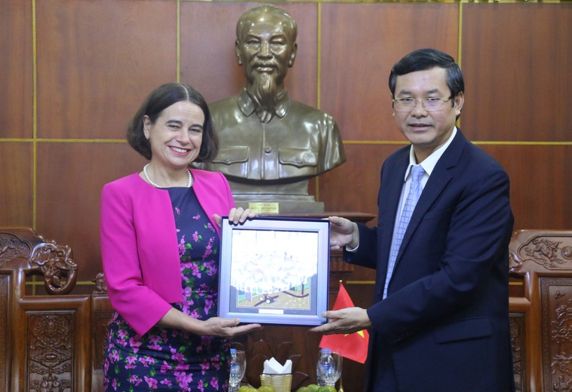 Thứ trưởng Nguyễn Văn Phúc (phải) chúc mừng bà Robyn Mudie (trái) kết thúc nhiệm kỳ thành công tại Việt Nam.