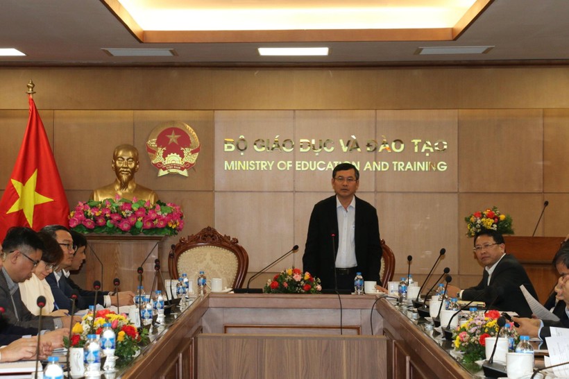 Thứ trưởng Bộ GD&ĐT Nguyễn Văn Phúc chủ trì hội nghị.