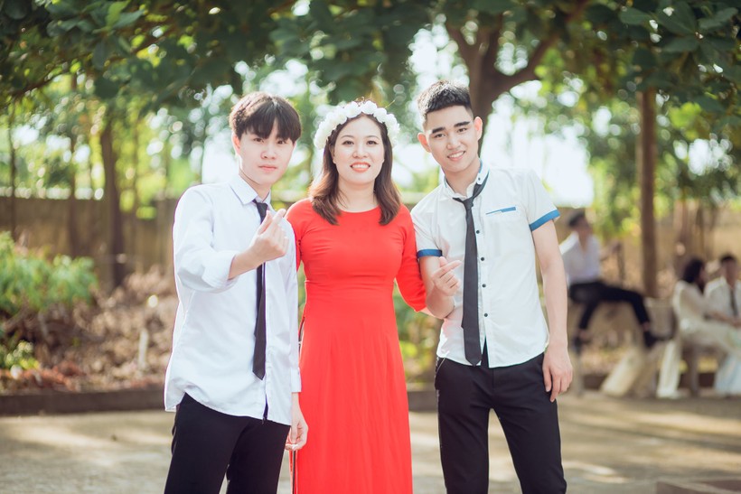 Cô Nguyễn Thuỳ Dung chụp ảnh cùng học sinh. Ảnh: NVCC.