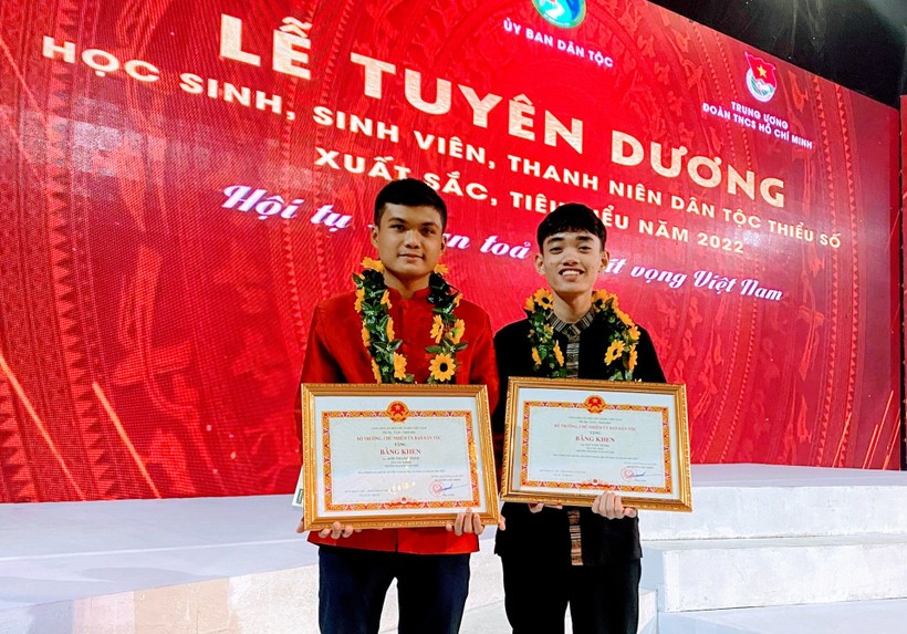 Đinh Lâm Hùng (phải) chụp ảnh kỷ niệm trong Lễ tuyên dương học sinh, sinh viên, thanh niên DTTS xuất sắc, tiêu biểu năm 2022. Ảnh: NVCC.