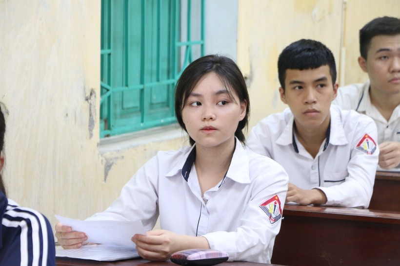 Thí sinh làm thủ tục dự thi tại điểm thi Trường THPT Trần Hưng Đạo, tỉnh Nam Định.