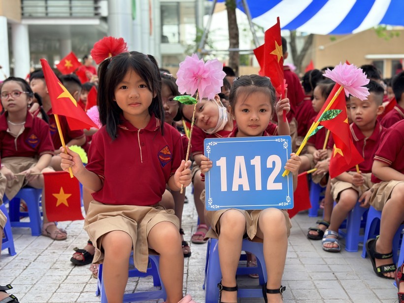 Học sinh Trường Tiểu học Tân Mai, Hà Nội, tham dự lễ khai giảng sáng 5/9.