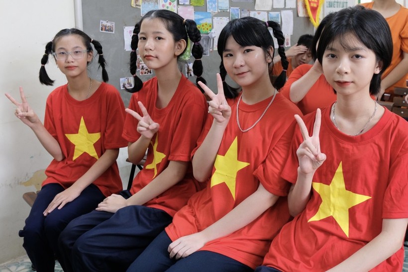 Học sinh Trường PTCS Dân lập dạy trẻ câm điếc Hà Nội. ảnh 2