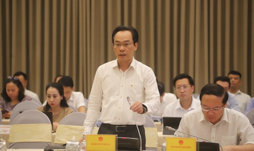Thứ trưởng Hoàng Minh Sơn trao đổi tại buổi họp báo Chính phủ chiều 9/9. ảnh 3