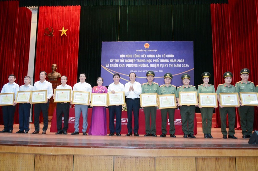 Thứ trưởng Phạm Ngọc Thưởng trao bằng khen cho các tập thể có nhiều đóng góp trong tổ chức Kỳ thi tốt nghiệp THPT năm 2023.