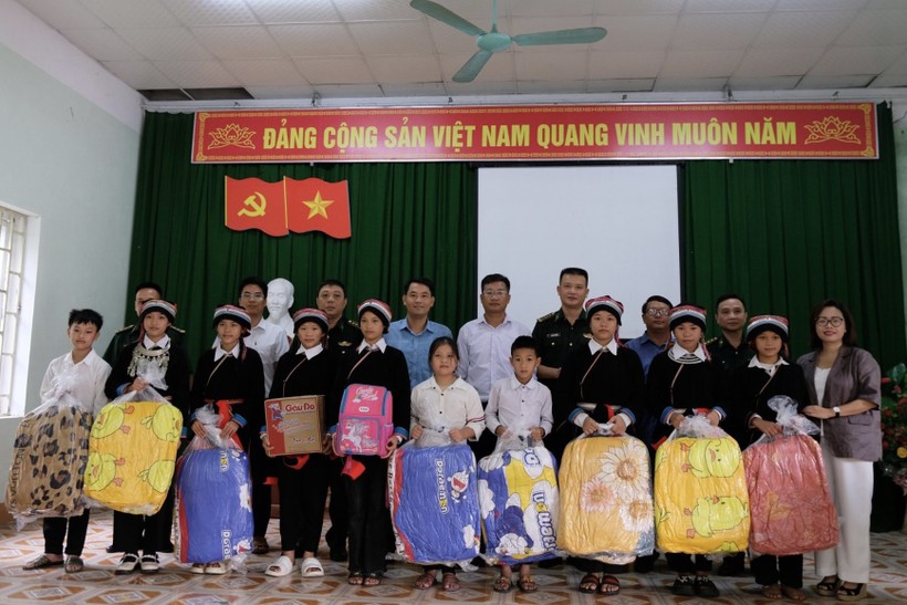 Các đơn vị trao tặng quà cho học sinh Trường Mầm non Xín Chải và Trường PTDT Bán trú TH & THCS Xín Chải, tỉnh Hà Giang. ảnh 1