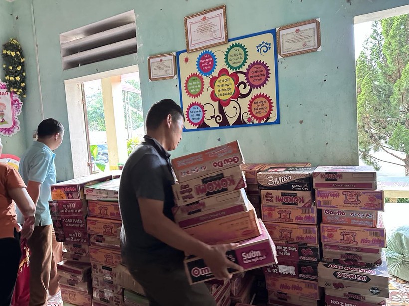 Thầy cô giáo tại tỉnh Hà Giang tiếp nhận những thùng mì do các đơn vị hảo tâm trao tặng. ảnh 2