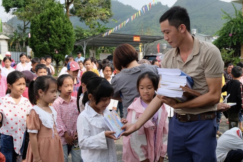 Học sinh Trường Tiểu học Quản Bạ, tỉnh Hà Giang, nhận những cuốn vở, bút mới. ảnh 5