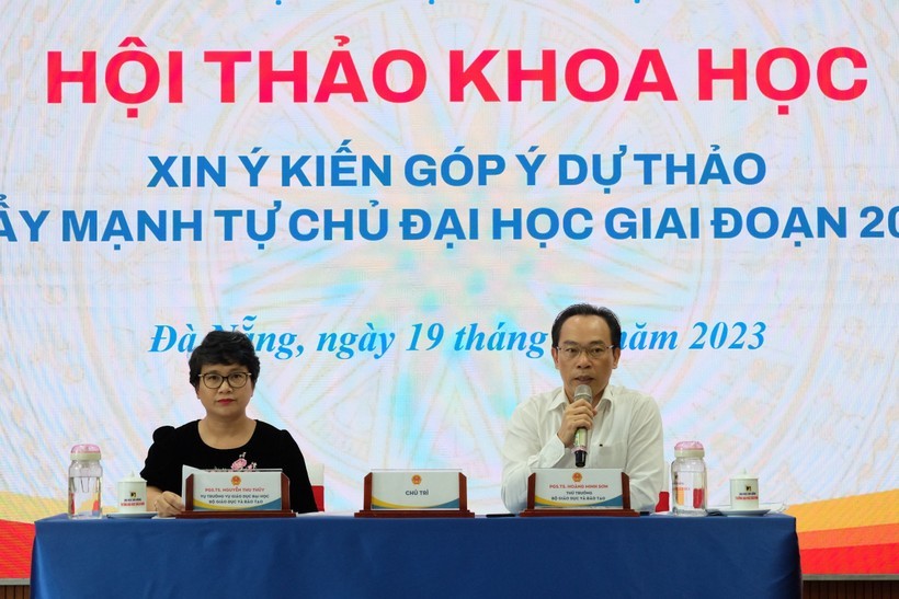 Thứ trưởng Bộ GD&amp;ĐT Hoàng Minh Sơn chủ trì Hội thảo khoa học góp ý dự thảo Đề án Đẩy mạnh tự chủ đại học giai đoạn 2024-2030. ảnh 3