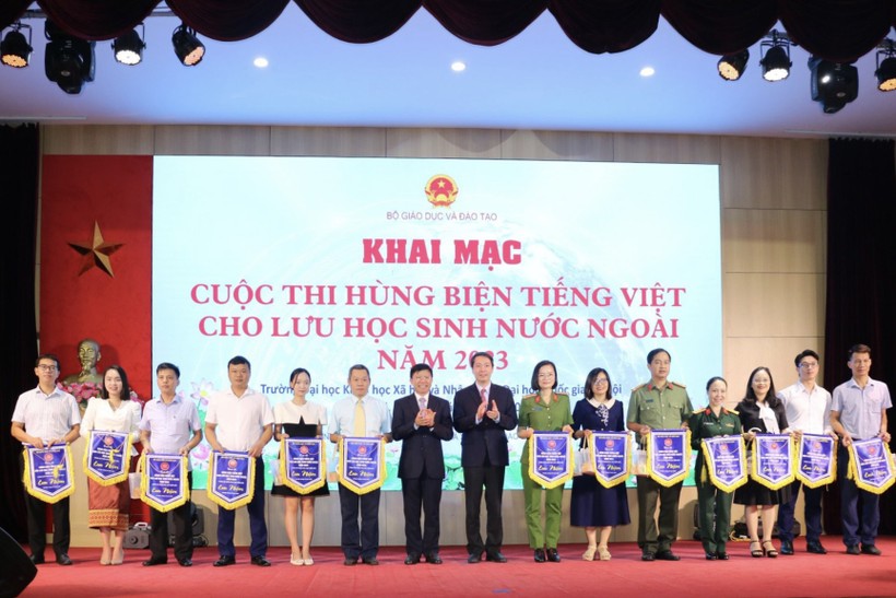 Ban tổ chức trao cờ lưu niệm cho đại diện các đơn vị tham gia cuộc thi.