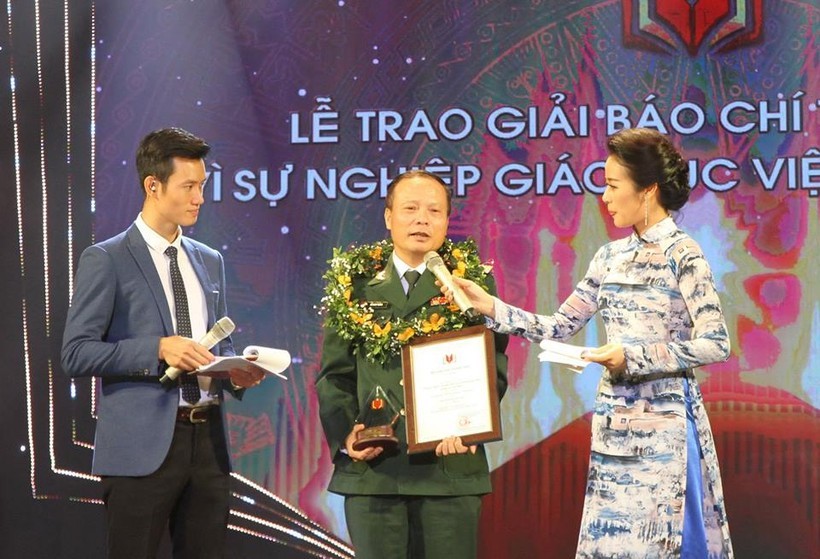 Tác giả Đỗ Nam Thắng, báo Quân đội nhân dân, (giữa) chia sẻ cảm xúc khi tác phẩm đạt giải A tại Giải Báo chí 