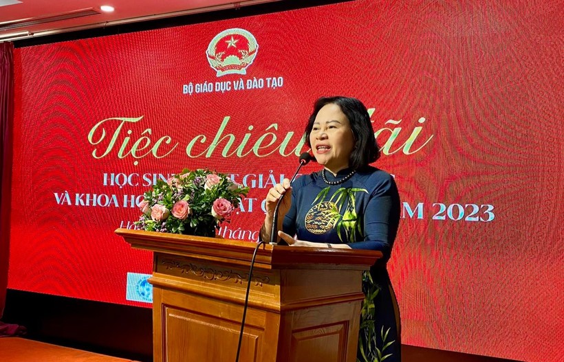 Thứ trưởng Ngô Thị Minh phát biểu tại buổi gặp mặt.