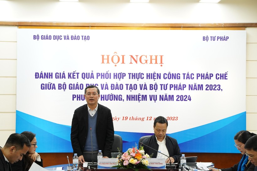 Thứ trưởng Bộ GD&ĐT Nguyễn Văn Phúc phát biểu tại hội nghị.