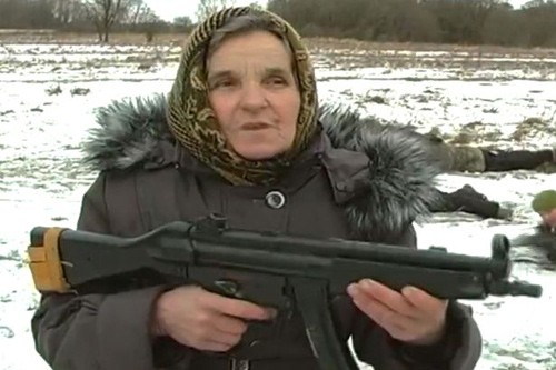 Cụ bà gần 70 tuổi sẵn sàng ra trận ở Ukraine