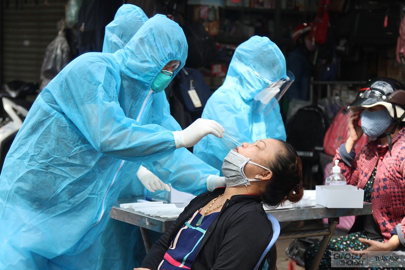 Lực lượng Y tế thực hiện test nhanh SARS-CoV-2 cho các tiểu thương tại nhiều khu chợ trên địa bàn tỉnh Đồng Nai.