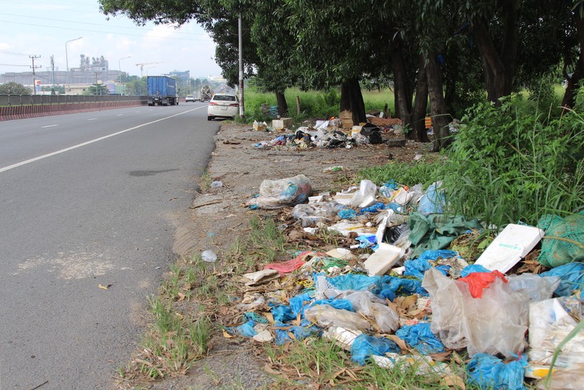 Dọc tuyến đường hướng từ cầu Đồng Nai về TP Biên Hòa, các bãi rác tự phát gây hình ảnh xấu xí cho mỹ quan đô thị.