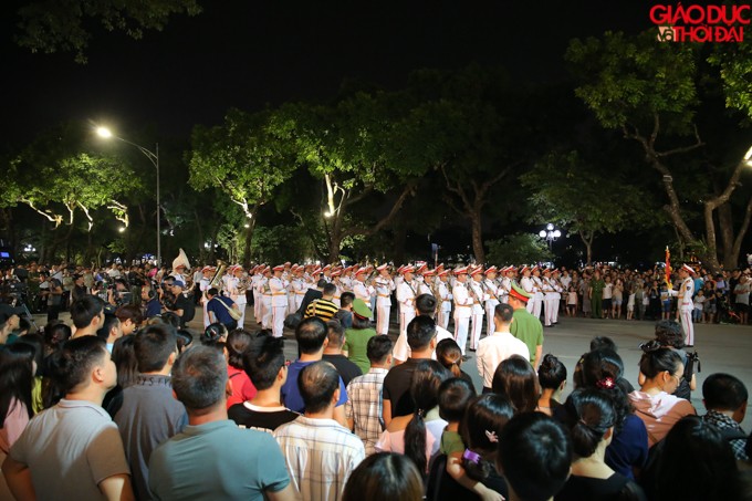 Màn trình diễn của các nhạc công kèn của Bộ Tư Lệnh Cánh sát cơ động thu hút khán giả trên phố đi bộ.